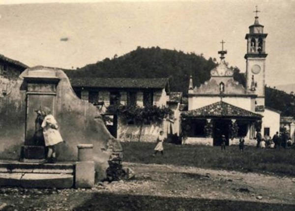 foto n. 1 - chiesa di San Nicolò e la vecchia fontana (ante 1934) 